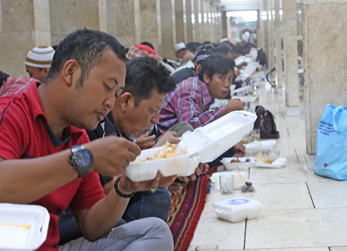 イスティクラルで３０００食　ブカプアサは皆と一緒に