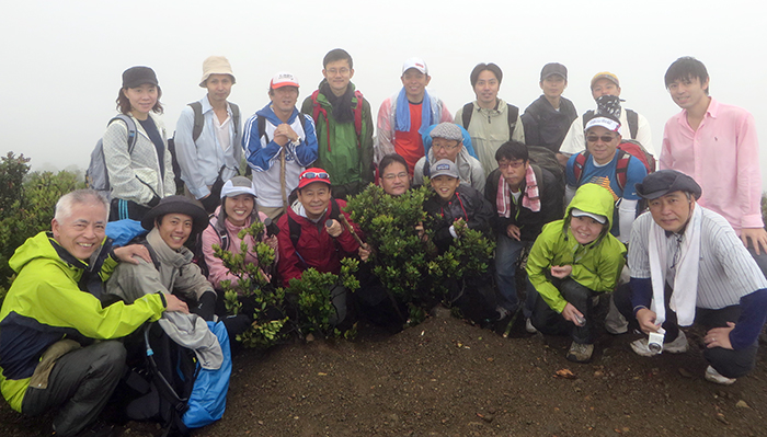 グデ山に参加者全員が登頂　ジャカルタ歩く会