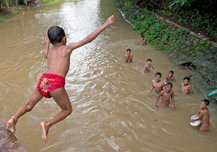 川で遊ぶ子どもたち