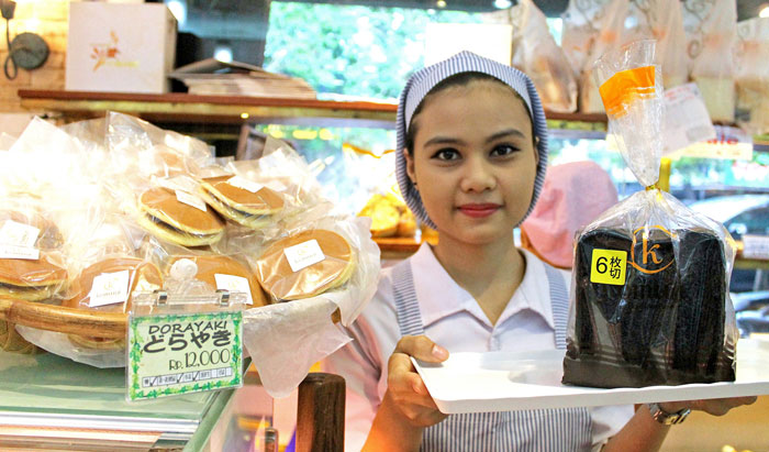 「ショップ」　黒い食パンが人気　竹炭効果でデトックス