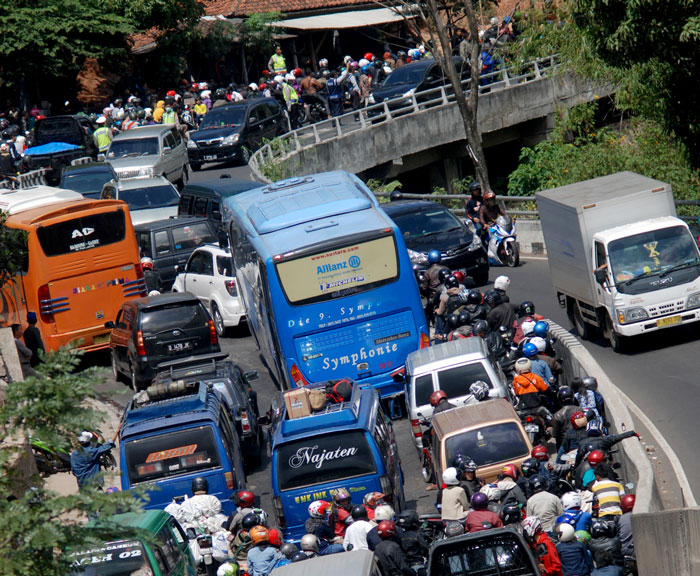 Ｕターンラッシュ　ピークへ　事故件数は減少傾向　ジャワ北岸道　１５キロの渋滞