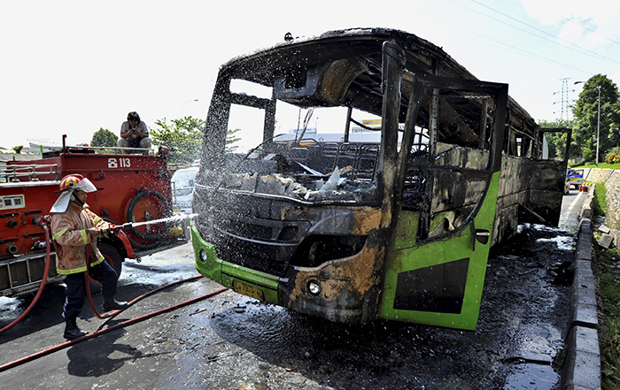 大型バス爆発　長時間エアコン使用で