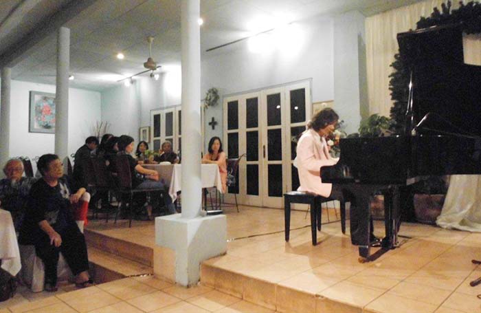 ピアノ演奏に邦人ら１００人　バリ島デンパサール