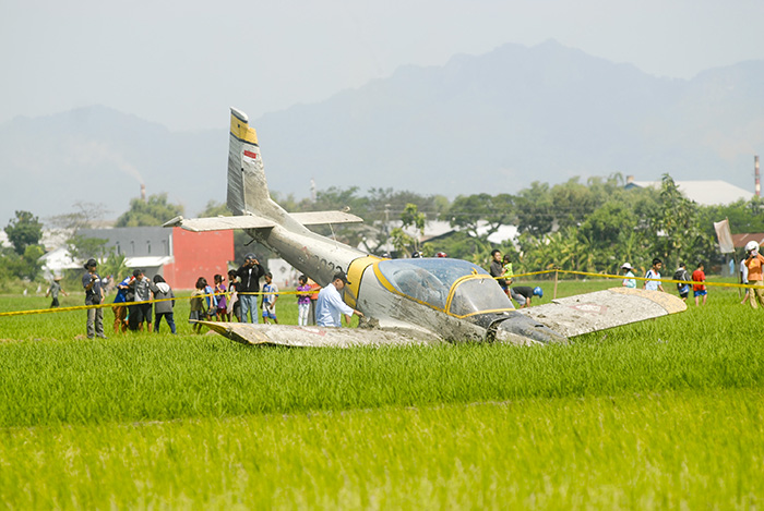 空軍機、水田に不時着　けが人なし