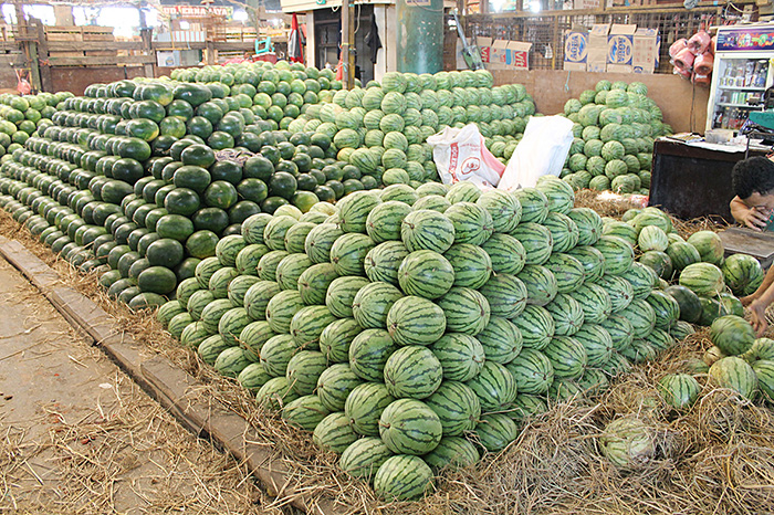 【スナン　スナン】南国果実いろいろ　首都最大の青果卸売市場　東ジャカルタ　　クラマット・ジャティ