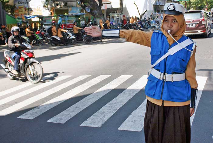 「車は止まってください」