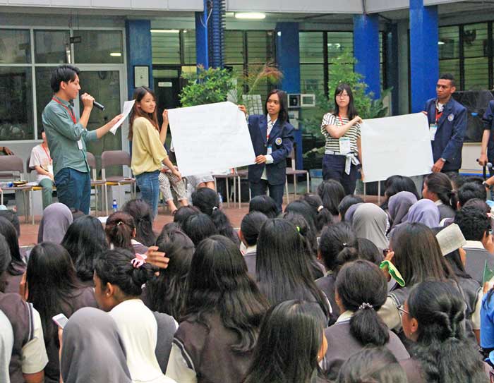 地元高校生と交流　神田外語大の学生１９人