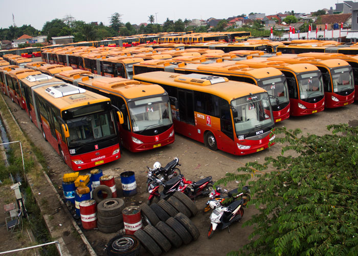 炎上事故で州政府　バス２９台を回収検査　トランスジャカルタ