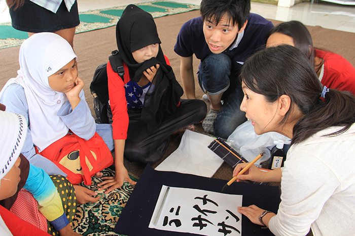 子どもたちと日本語で交流　ＮＴＴデータ若手社員