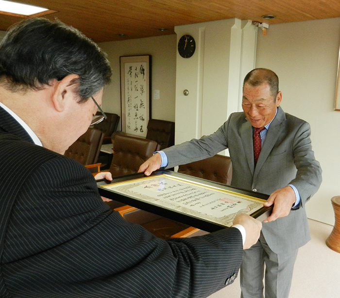 雨笠氏に感謝状　「絆」駅伝運営に尽力