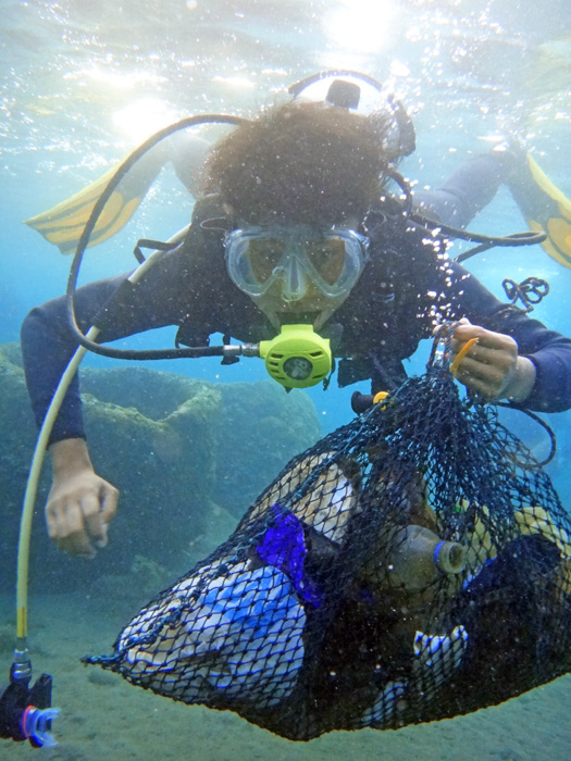 　海の中をおそうじ　北スラウェシ