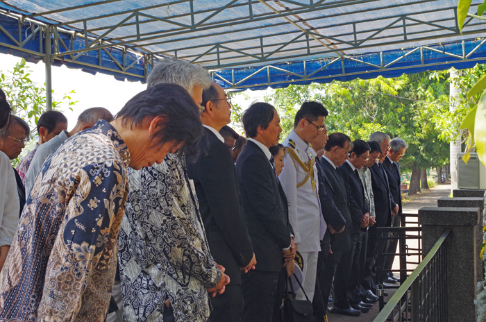 先人の功績に思い深く　ジャカルタで納骨慰霊祭「もっと日本人の参加を」　読経の下、全員黙とう