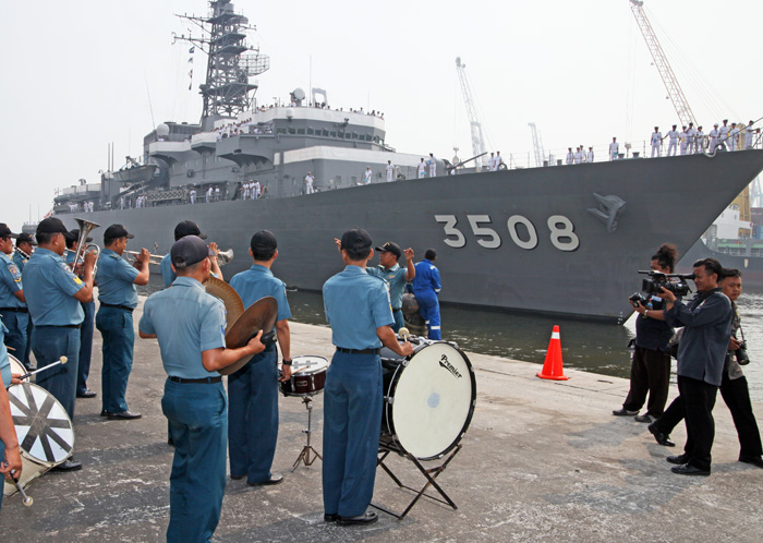 海自練習艦隊がプリオクに　１３カ国訪問、親善交流も
