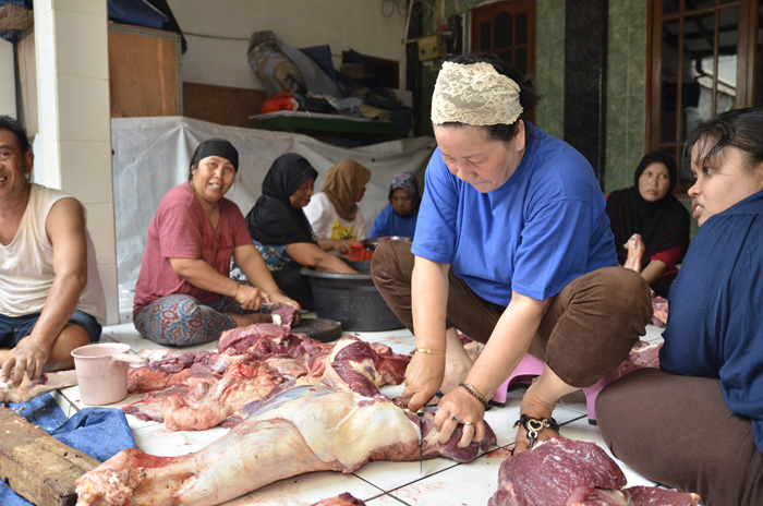 路地裏でも犠牲祭祝う　子どもたちは興味津々　貧富の差超え一体感