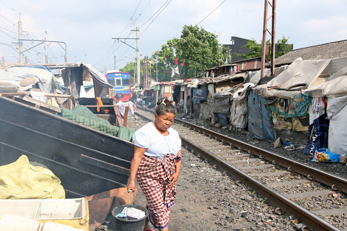 線路の不法住居撤去　マンガブサール駅で着手　州と国鉄が協力公営住宅に移転