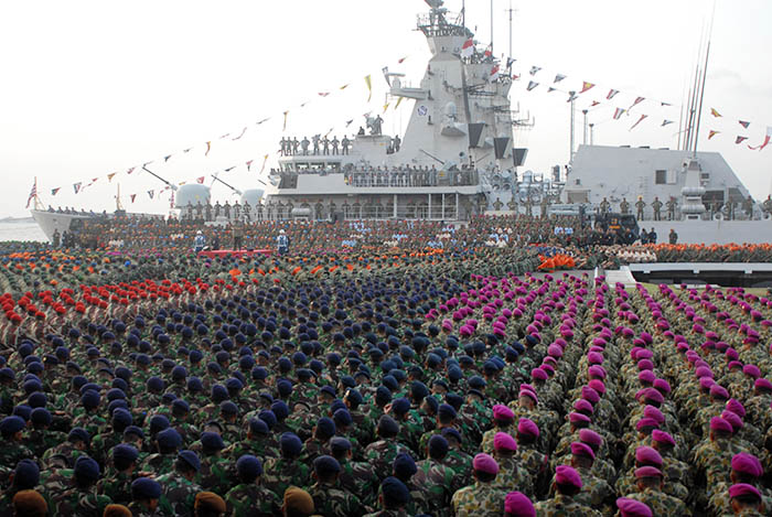 近代化の１０年アピール　国軍記念日でユドヨノ氏　スラバヤの軍港で
