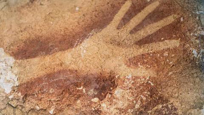 洞窟壁画、世界最古か　  手形４万年前と測定　南スラウェシ州マロス県