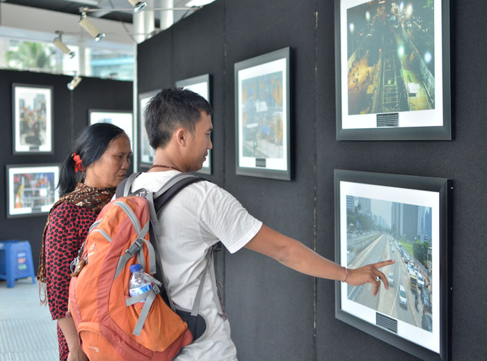 歩道橋でＭＲＴ写真展　工事現場の変化たどる