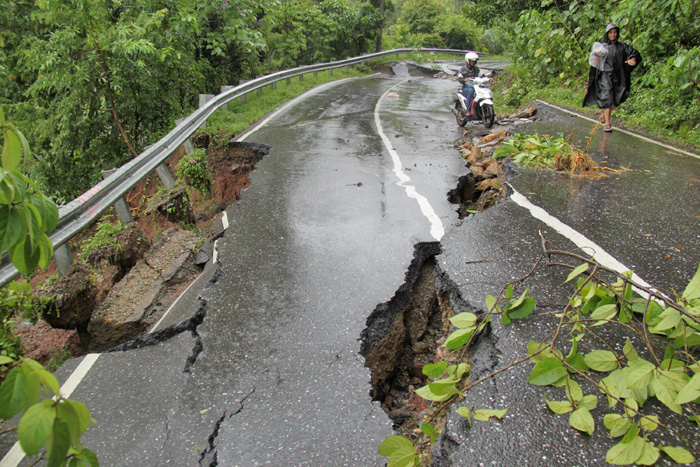 道路寸断で１万２千人孤立　アチェ豪雨で地滑り