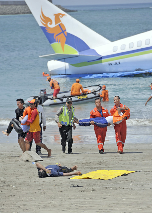 「海に墜落した」　バリで救難訓練