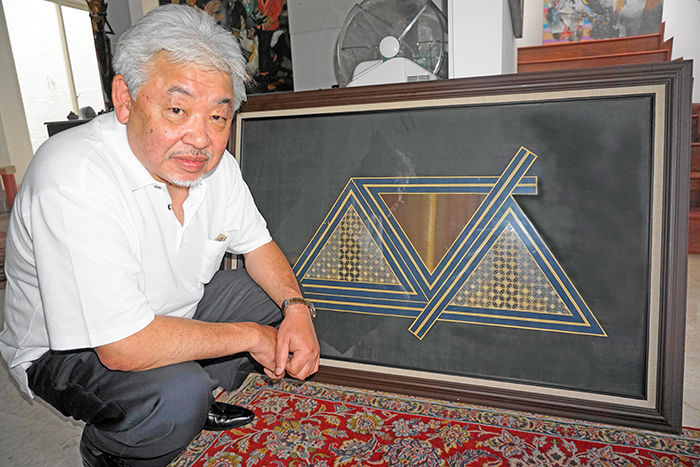 バティック作家が個展　絹布に幾何学的なジャワの古典柄　４０年の集大成　成澤さん「驚かせたい」