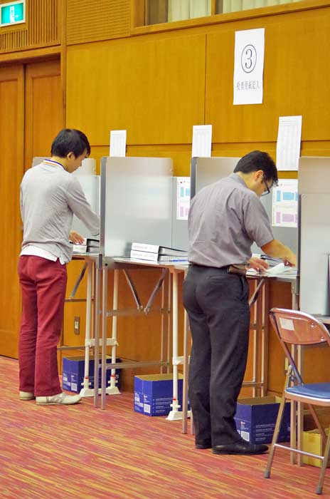 在外投票はじまる　衆院選　　　一票投じて