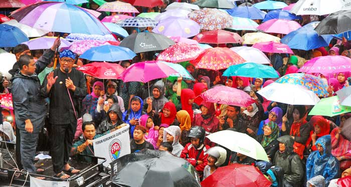 雨の中のデモ