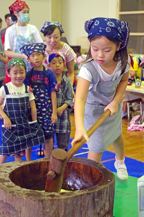 上手に「ぺったん」できた　ＪＪＳ幼稚部餅つき会　園児ら２９０人参加