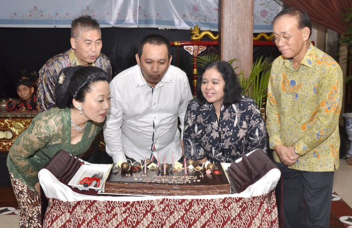 インドネシアへ感謝と愛情　「さらさ」が創刊１０周年　邦人家族に生活情報発信