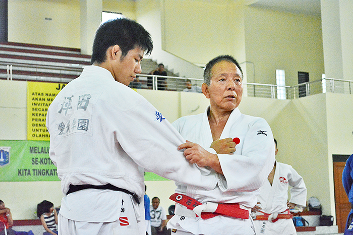 ヤワラちゃんの技、伝授　元柔道代表コーチの濱田さん　州強化選手ら７０人を指導