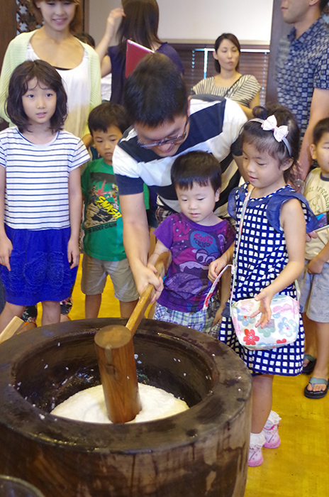 親子で「よいしょ」　道産子会が恒例餅つき