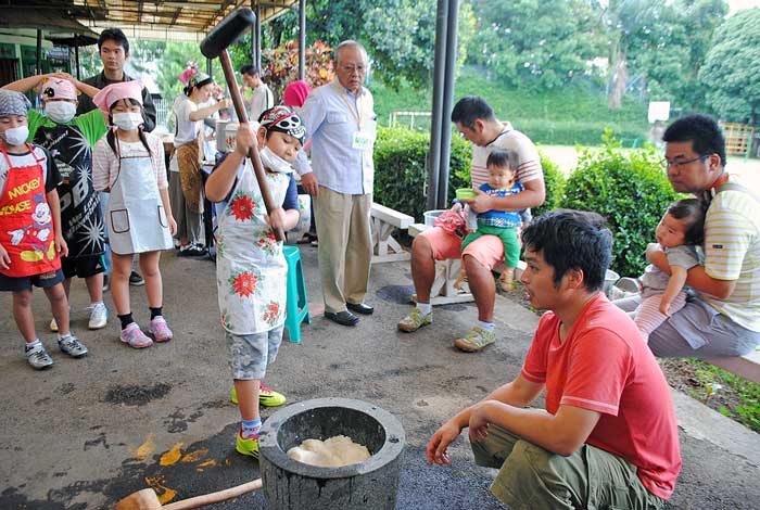 餅つき会で交流深める　バンドン日本人学校で開催　児童・生徒ら100人が参加