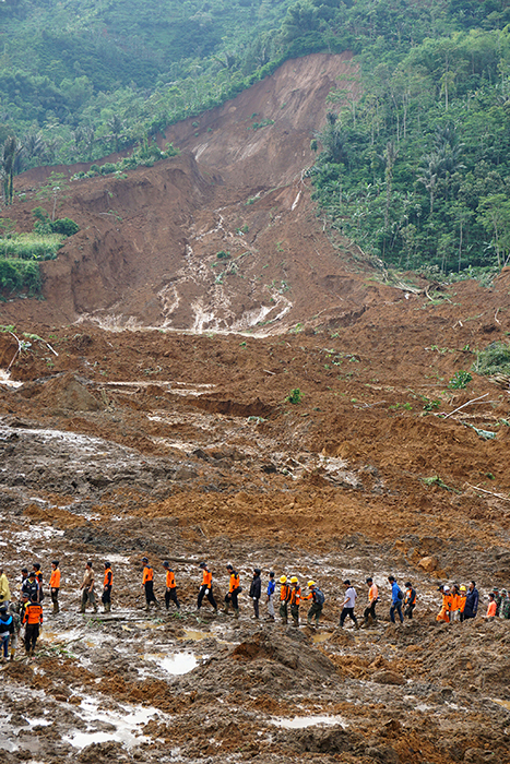 地滑りで死者・不明１０８人　中部ジャワ州豪雨　集落１００戸押し流す