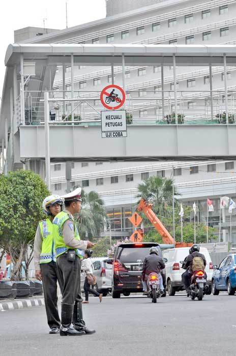 あすから二輪通行禁止　１カ月試験、標識を設置　ＨＩロータリー〜モナス西側間
