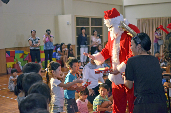 サンタさんに大興奮　ケーキ作りも　ＪＪＳ幼稚部クリスマス会