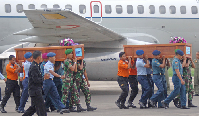 遺体９人と残骸発見　カリマンタン沖　　　海底に機影　不明のエアアジア機