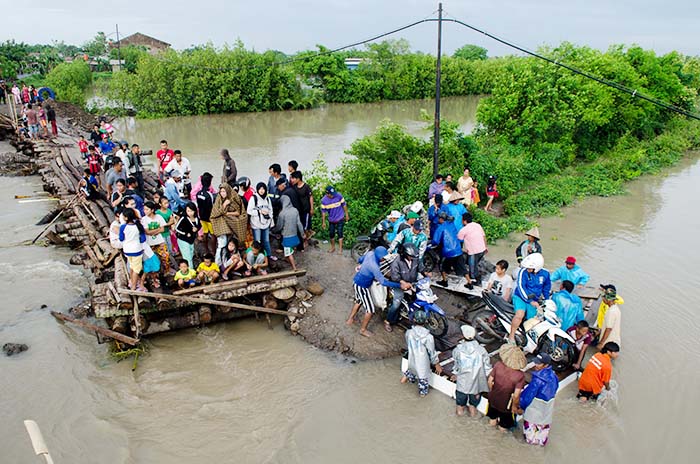 暴風雨で洪水拡大　冠水で幹線道路寸断　マカッサル