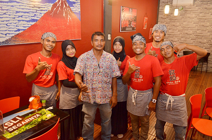 【バンダアチェの街角（中）】アチェ初のラーメン店　サーファーの復興の絆