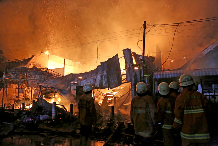 プラザ裏で火事　中央ジャカルタ