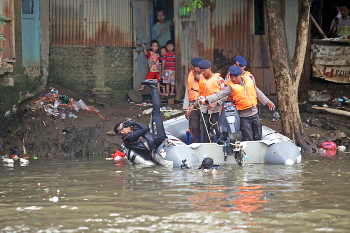 警察、洪水対策の訓練　カンプンプロ