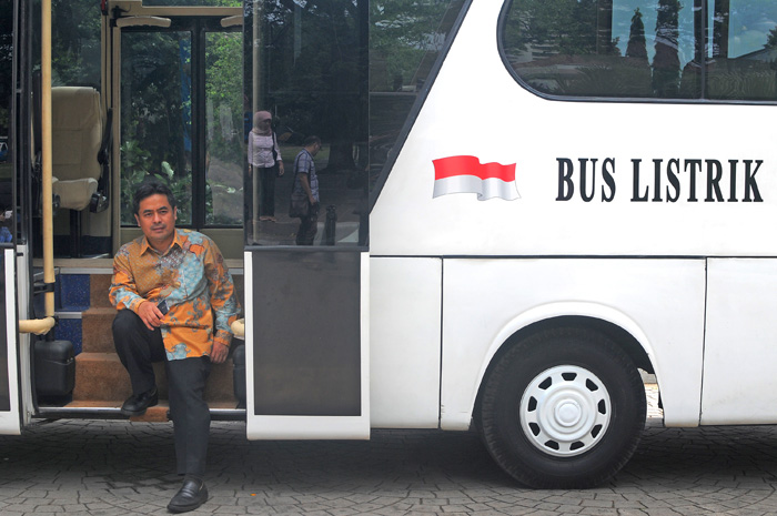 知事「電気バスいいね」　価格は引き下げ注文　ジャカルタ特別州