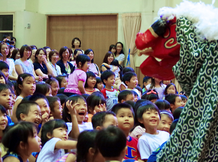 異国で正月気分味わって　ＪＪＳ幼稚部でコンサート　迫力の獅子舞に歓声も