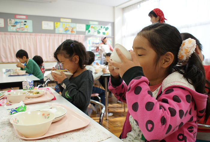 給食時に食事作法　宇都宮の小学校