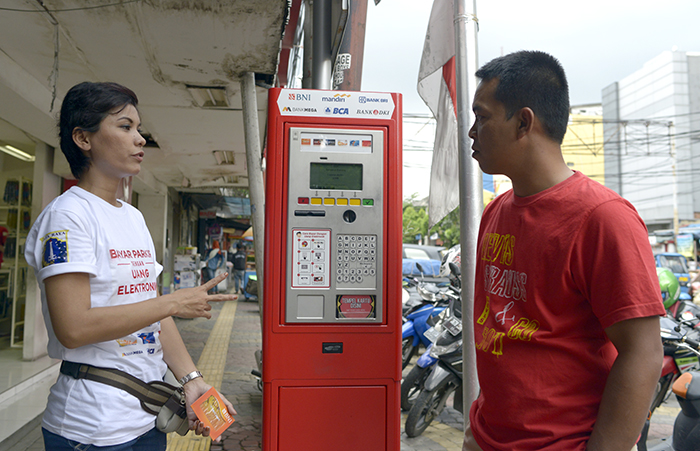 駐車料金に電子マネー導入　ジャカルタ特別州　１カ月、移行期間