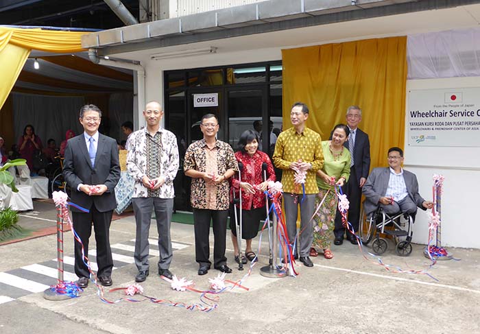 車椅子の輪、広げよう　北ジャカルタ・スンタル　サービスセンター完成　草の根支援でデンソー内に