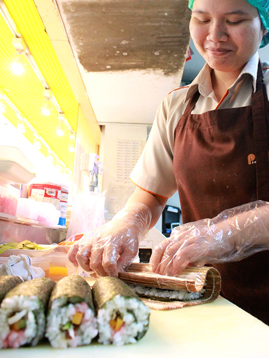 日本料理店で恵方巻き　ジャカルタでも節分