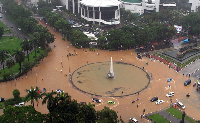 豪雨、数日続く見込み　３０００人超避難、警戒呼びかけ　首都圏で洪水