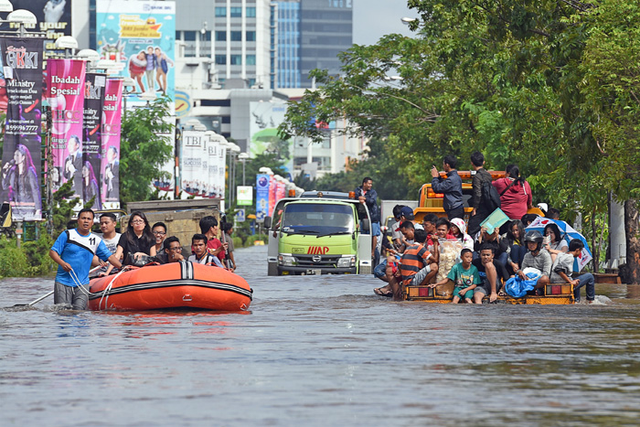 商店７万軒に被害　アホック知事が陳謝　ジャカルタの洪水