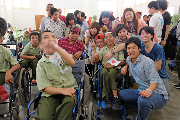 車椅子寄贈、計８０台に　奨学金給付も開始　国士舘大の戸津教授ら
