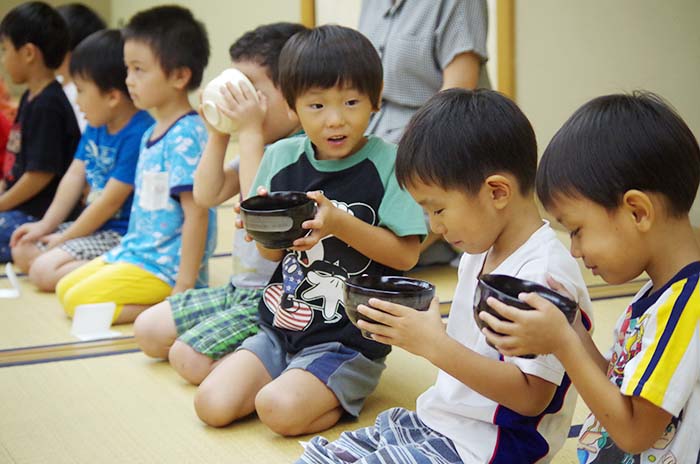 ひな人形を飾ってお茶会　ＪＪＳ幼稚部